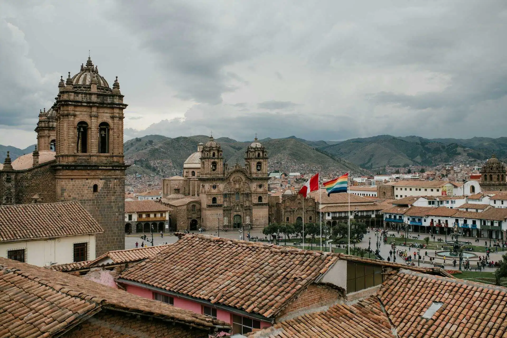 Vista panorámica de l aplaza de armas de la ciudad de Cusco, con cielo nublado.