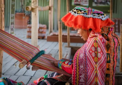 Artesanía y tejidos en Cusco: Guía para comprar Alpaca real (y no ser estafado)