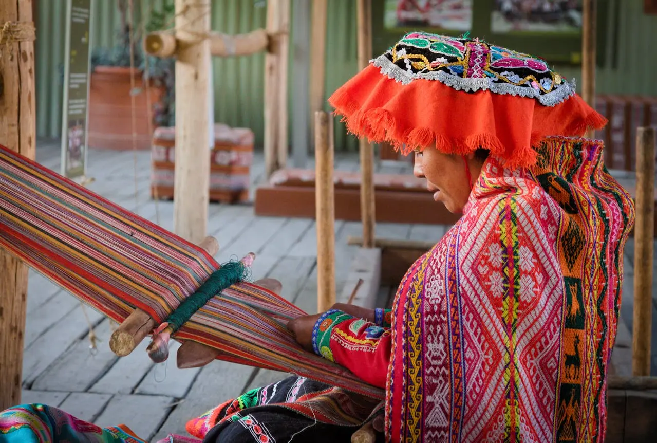 Mujer andina realizando un tejido artesanal